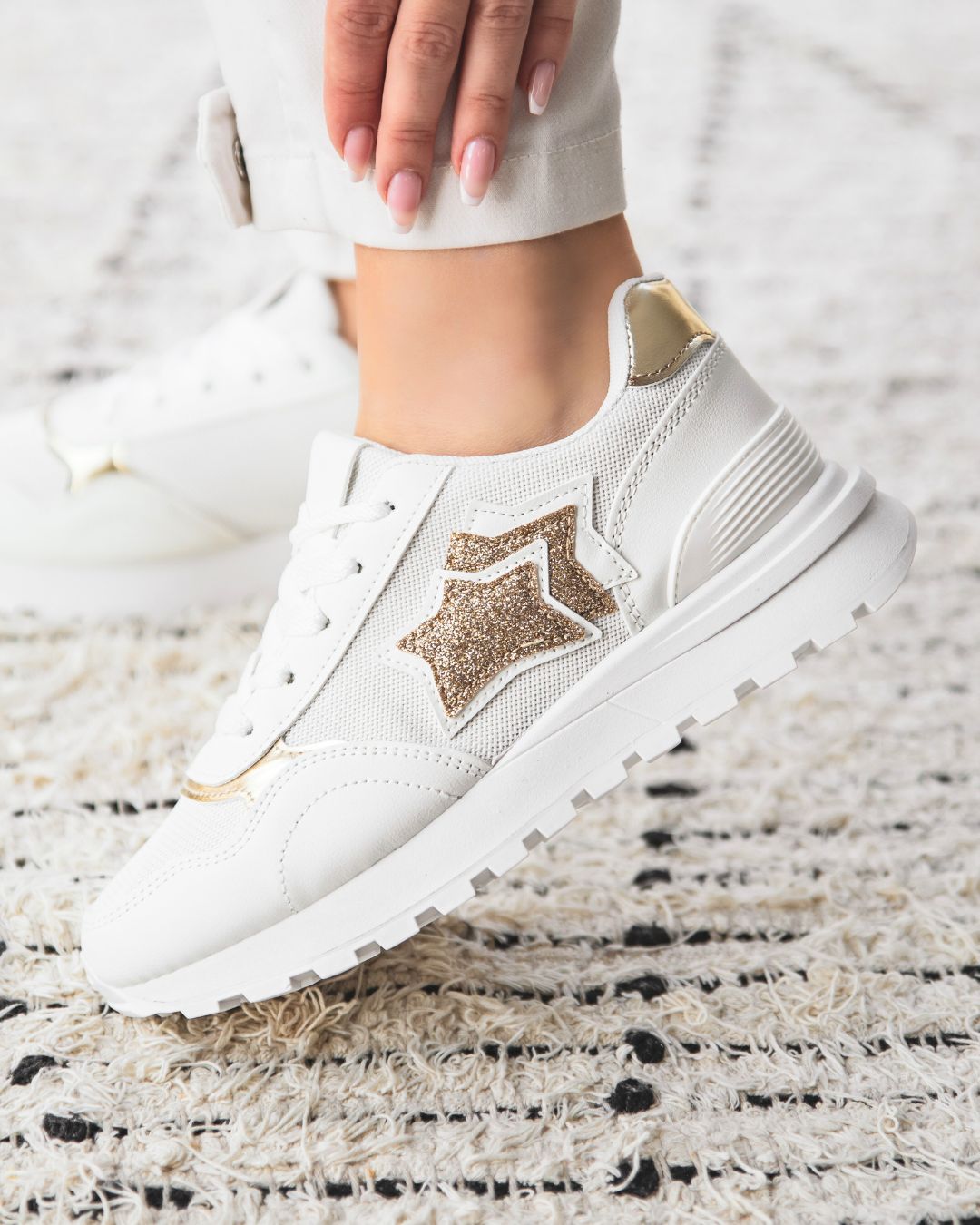 Zapatillas de mujer blancas con estrella y cordones - Clelie - Casualmode.es